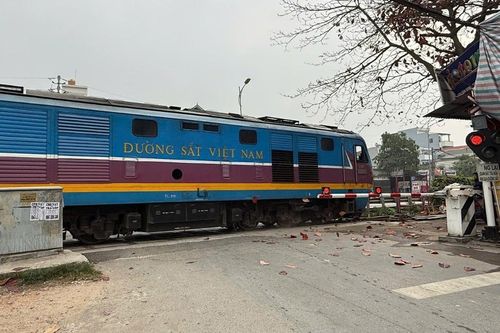 Vụ barie bất ngờ mở khi tàu đến: Người dân ở Hà Nội 'tố' thanh chắn hay trục trặc