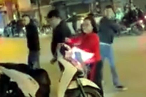Từ vụ dùng dây lưng đánh người tới tấp giữa phố, ngăn chặn hành vi côn đồ thế nào?