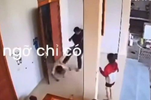 Phẫn nộ người đàn ông dùng gậy inox đánh tới tấp vợ con ở Nghệ An