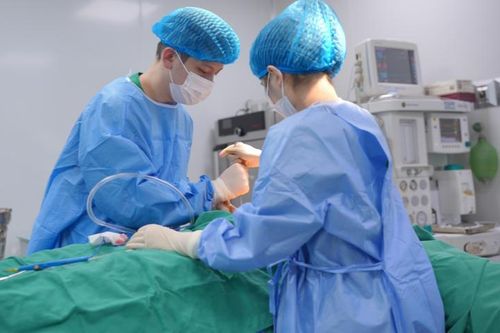 Bị che mắt khi làm đẹp, người phụ nữ được tiêm 'mỡ lạ' vào ngực
