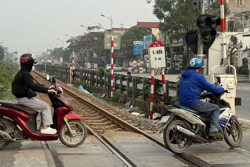 Vụ barie tự mở khi tàu đến: Kiến nghị rà soát quy chuẩn, lắp thêm cảm biến
