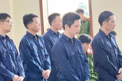 Tòa cho 5 cựu đăng kiểm viên nhận hối lộ được hưởng khoan hồng đặc biệt