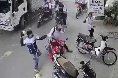 Điều tra nhóm người lạ chặn đường, hành hung nam học sinh