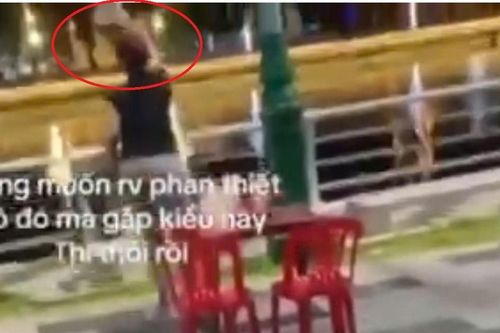 Clip khách ngỡ ngàng khi chủ quán thẳng tay ném toàn bộ ly nhựa xuống sông