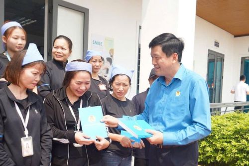 Liên đoàn Lao động tỉnh Nghệ An trao 120 suất quà hỗ trợ công nhân 6 doanh nghiệp