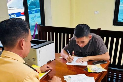 Triệu tập tài xế xe khách vừa lái xe vừa nghe điện thoại và nhắn tin