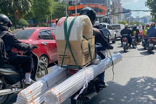 Xe máy chở hàng cồng kềnh bị phạt bao nhiêu tiền?