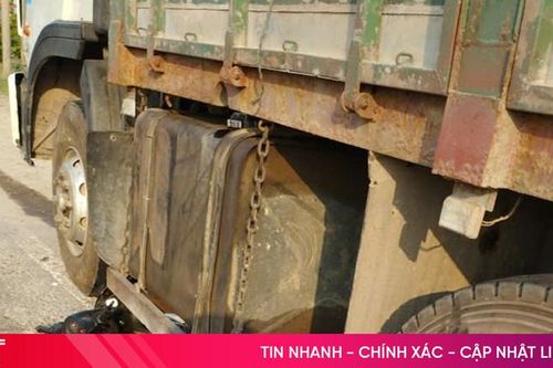 Va chạm xe đầu kéo, xe máy bị cuốn vào gầm ô tô, 1 người tử vong