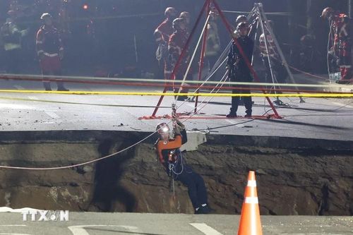 Hàn Quốc nỗ lực giải cứu người đi xe máy bị rơi xuống 'hố tử thần'