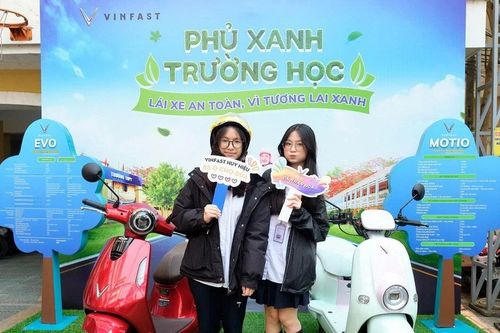 'Phủ xanh trường học': Các em học sinh cùng chung tay bảo vệ môi trường