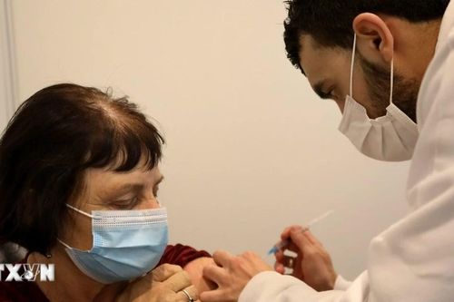 Vaccine COVID-19 giảm 27% nguy cơ 'COVID kéo dài' ở người trưởng thành