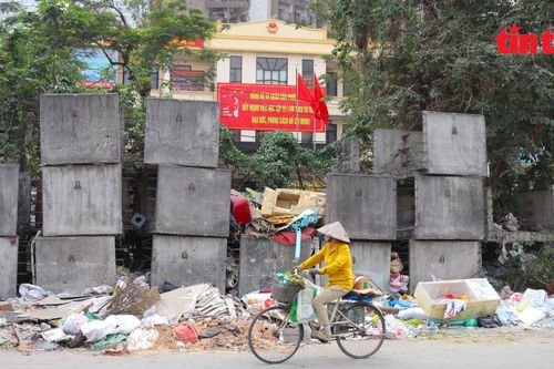 Đường dài 828m ở Hà Nội làm 8 năm chưa xong, ngập rác thải