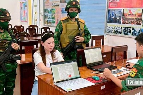 Clip: Bắt người phụ nữ trốn truy nã chuẩn bị xuất cảnh sang Campuchia