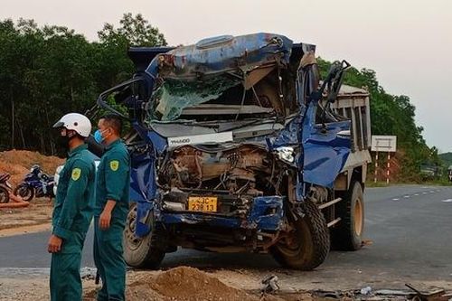 Va chạm với xe khách, tài xế xe tải mắc kẹt trong cabin, nhiều người bị thương