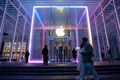 Chật vật trong cuộc đua AI, cổ phiếu suy giảm, Apple sẽ làm gì tiếp theo?