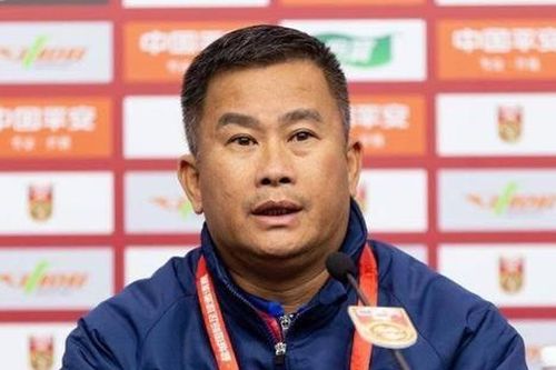 Cựu HLV HAGL phản ứng trọng tài trong ngày U22 Việt Nam hòa Trung Quốc