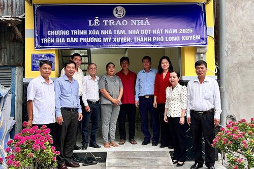 TP. Long Xuyên bàn giao nhà thuộc chương trình 'Xóa nhà tạm, nhà dột nát' trên địa bàn phường Mỹ Xuyên