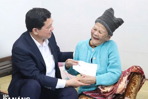 Lãnh đạo thành phố thăm các gia đình có công cách mạng