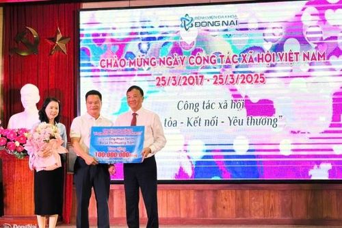 Bệnh viện Đa khoa Đồng Nai tặng nhiều quà, xe lăn, viện phí cho bệnh nhân nghèo