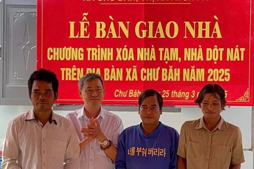 Bàn giao 9 căn nhà cho hộ nghèo xã Chư Băh
