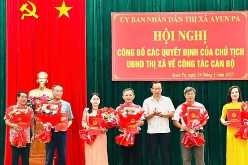 Thị xã Ayun Pa công bố các quyết định về công tác cán bộ
