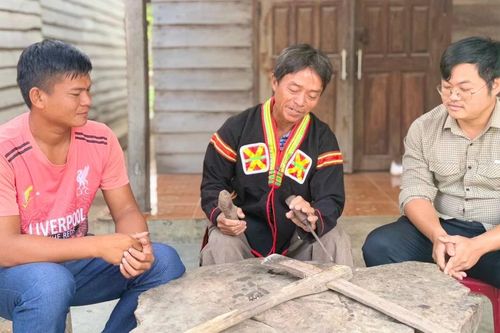 Rah Lan Tlong, người 'thổi hồn' cho tượng gỗ dân gian