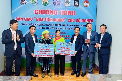 2 hộ nghèo được trao nhà tình nghĩa