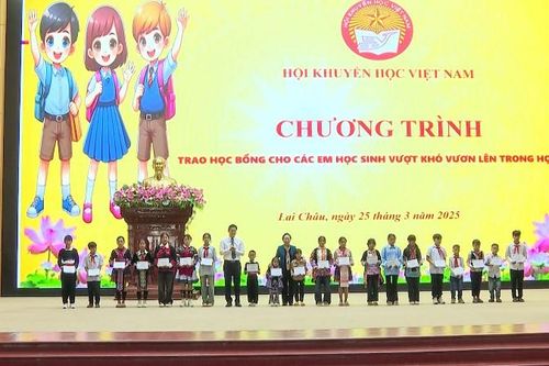 Trao 200 suất học bổng cho học sinh vượt khó vươn lên trong học tập