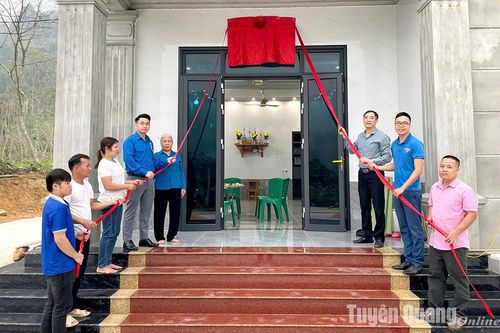 Hỗ trợ gia đình học sinh nghèo hoàn thành nhà mới