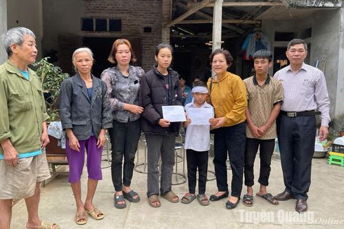 Hội Khuyến học tỉnh trao hỗ trợ cho 2 người con của người dân tử vong khi chữa cháy rừng