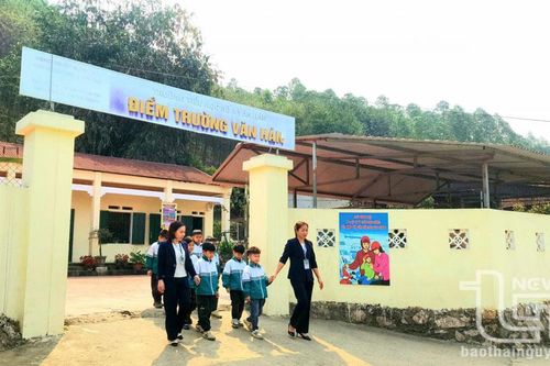 Đưa lớp học về bản