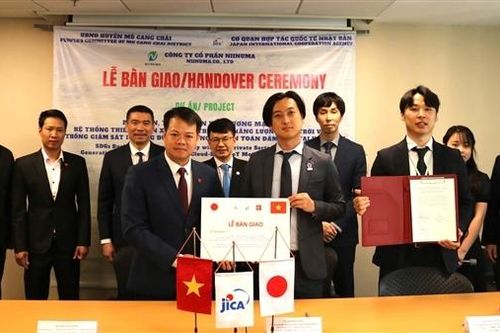 Bàn giao 300 thiết bị phát và lưu trữ điện năng lượng mặt trời cho huyện Mù Cang Chải