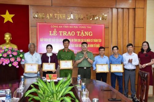Khen thưởng đột xuất người dân dũng cảm truy bắt kẻ cướp tiệm vàng