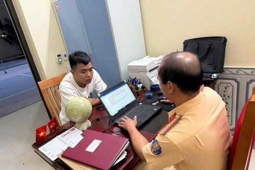Xác định người đàn ông để cháu bé cầm vô lăng ô tô