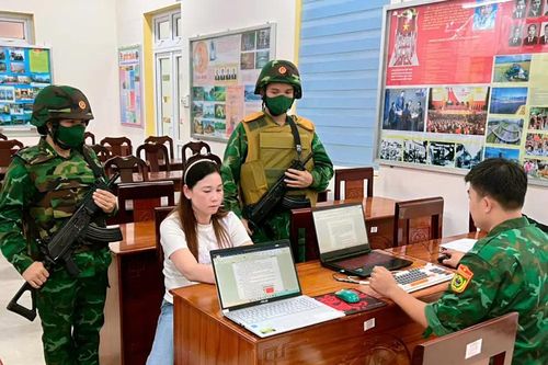 Đối tượng truy nã bị bắt giữ khi đang xuất cảnh trái phép