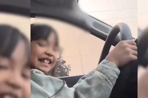Xác minh video bé gái cầm vô lăng lái ô tô