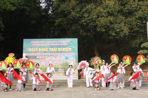 Hoạt động trải nghiệm của học sinh tại Khu di tích lịch sử Nặm Lìn