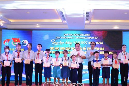 Trao 230 suất học bổng Vừ A Dính và học bổng Câu lạc bộ 'Vì Hoàng Sa - Trường Sa thân yêu'