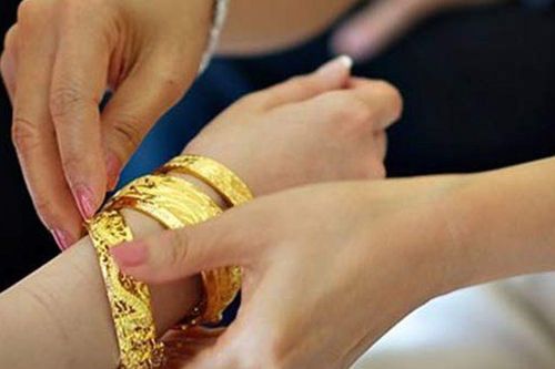 Tặng 2 chỉ vàng ngày cưới, mẹ chồng lại nằng nặc đòi lại 5 chỉ, buông lời cay nghiệt mắng con dâu 'ăn bớt'