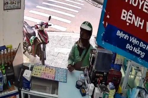Clip: Khoảnh khắc tài xế grab 'làm ảo thuật' đánh cắp Iphone 15 Promax của khách tại quầy thuốc