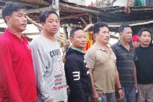 Ngư dân kể giây phút con tàu bị sóng biển nhấn chìm