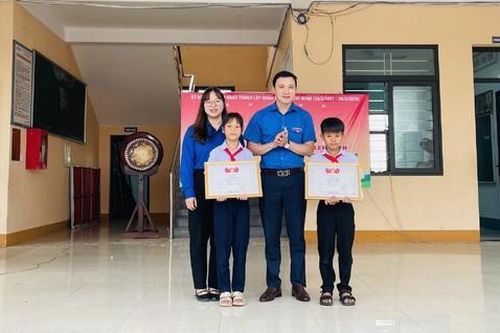 Hai em học sinh nhặt được nhẫn vàng trị giá gần 100 triệu đồng, liền giao nộp công an