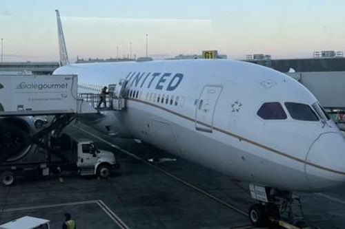 Máy bay Boeing 787 bay từ Mỹ đến Trung Quốc phải quay đầu vì phi công quên hộ chiếu