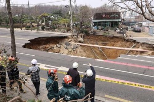 Người đi xe máy thiệt mạng khi lọt 'hố tử thần' ở Seoul