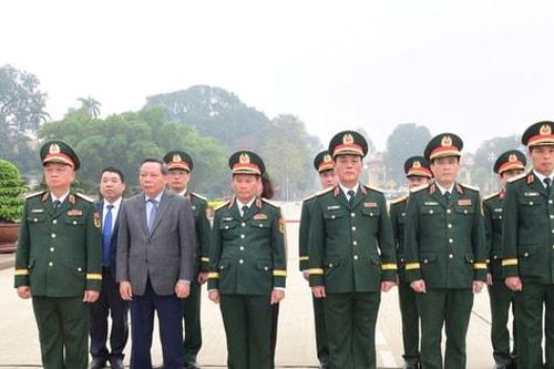 Báo công dâng Bác nhân kỷ niệm 90 năm Ngày truyền thống Dân quân tự vệ