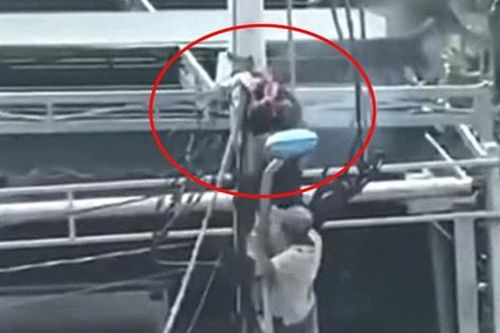 Trụ điện phát nổ, nhân viên công ty cáp viễn thông bị bỏng nặng