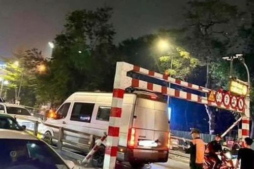 Xe tải Van mắc kẹt tại barie cầu vượt Thái Hà khiến giao thông ách tắc