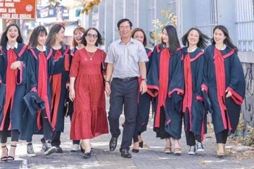 Sinh 8 con gái bị gièm pha, vợ chồng nhận 'lộc trời thương' tuổi xế chiều