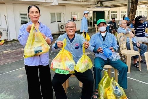 Hơn 1.000 suất quà đến với bệnh nhân nghèo tại Hội chợ '0 đồng'