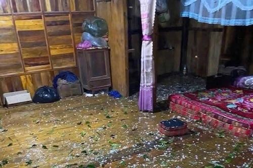 Mưa đá, dông lốc làm hỏng nhiều ngôi nhà ở Điện Biên và Sơn La